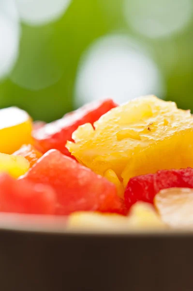 En tallrik blandad tropisk fruktsallad — Stockfoto