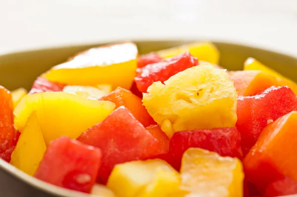 Uma tigela de salada de frutas tropicais mistas — Fotografia de Stock