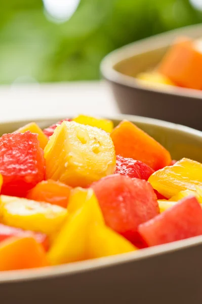 Två skål med blandad tropisk fruktsallad — Stockfoto