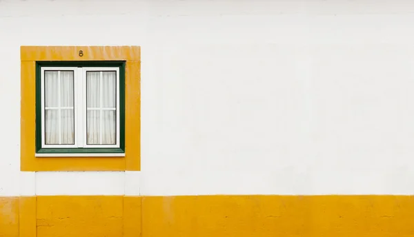 Gröna och gula fönster — Stockfoto
