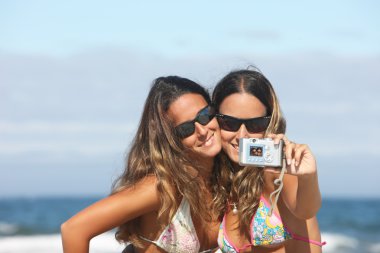 İkizlerin fotoğraf çekme