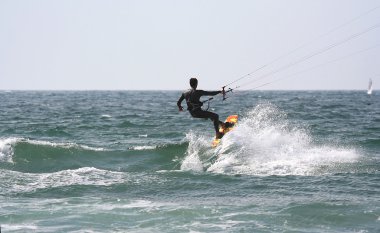 kitesurfer bir yelkenli tekne ile