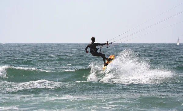 kitesurfer bir yelkenli tekne ile