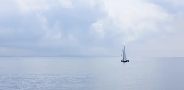 Яхта в туманный день — стоковое фото