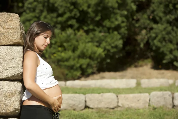 Красивая беременная женщина расслабляет — стоковое фото