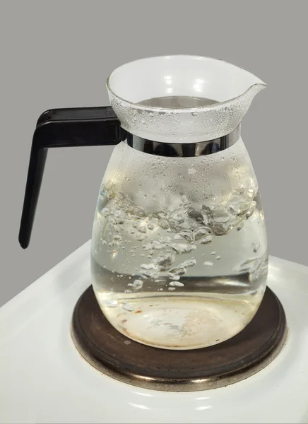 Gläserne Teekanne, die auf einem Elektroherd kocht. — Stockfoto
