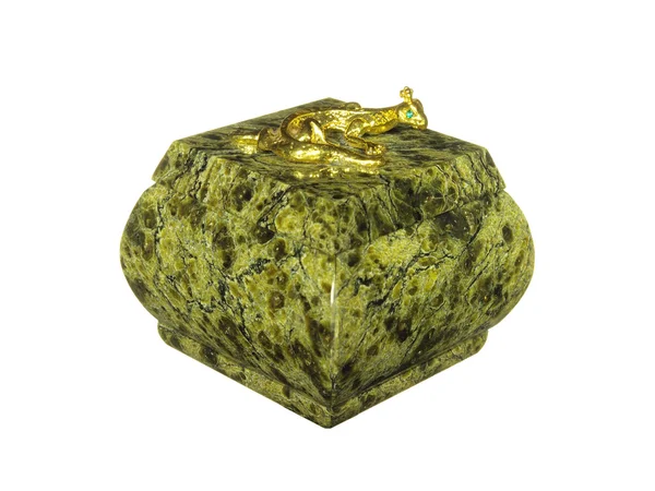 Lådan är tillverkad av naturlig sten med en guld orm på omslaget. — Stockfoto