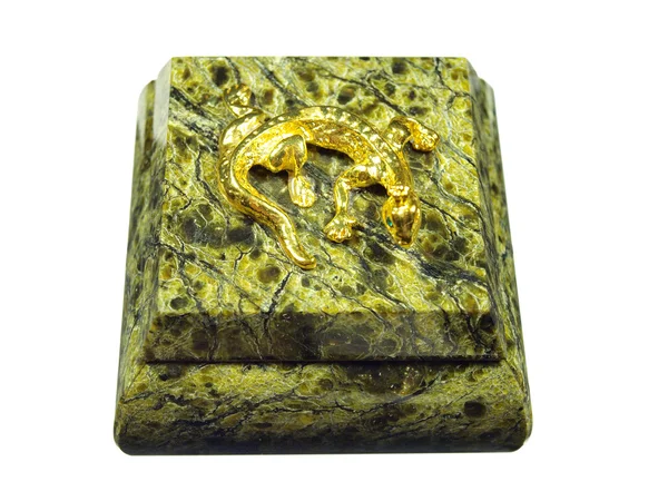 Το κιβώτιο αποτελείται από φυσική πέτρα με ένα χρυσό φίδι στο εξώφυλλο. — Φωτογραφία Αρχείου