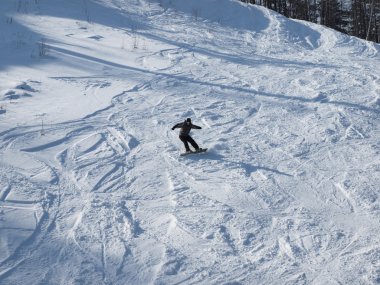 dağ yamacındaki Snowboarder.