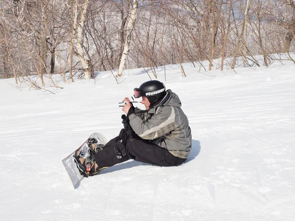 Snowboarder sur la pente de la montagne . — Photo