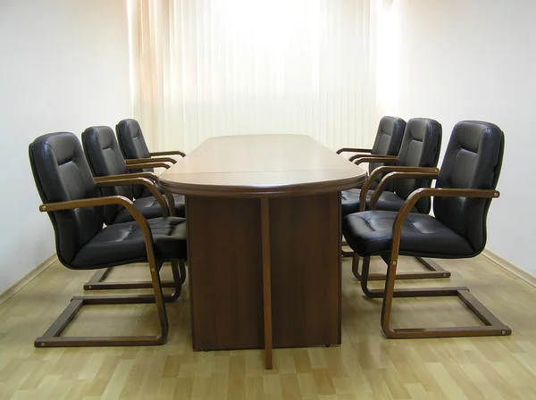 Порожня кімната для нарад або кімната для переговорів . — стокове фото