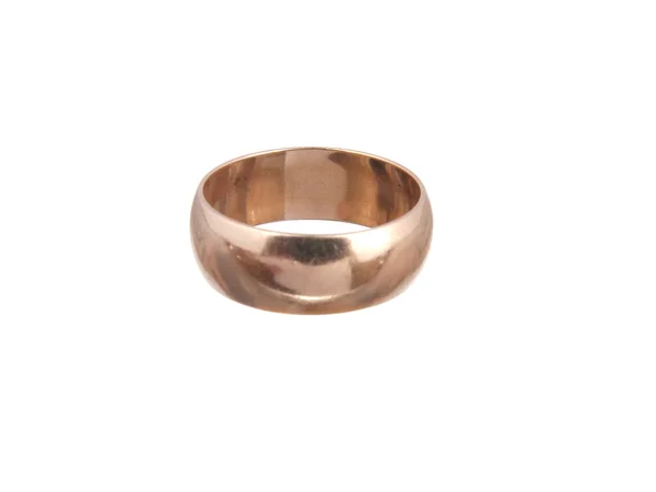 Un anillo de oro sobre fondo blanco — Foto de Stock