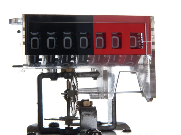 El mecanismo de un contador mecánico con engranajes, aislado en un — Foto de Stock