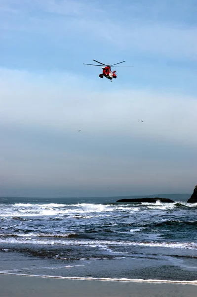 Воздушный спасательный вертолет — стоковое фото