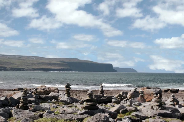 Doolin beach kaya yığınları ile — Stok fotoğraf