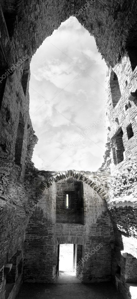 Inside carrigafoyle castle ruins