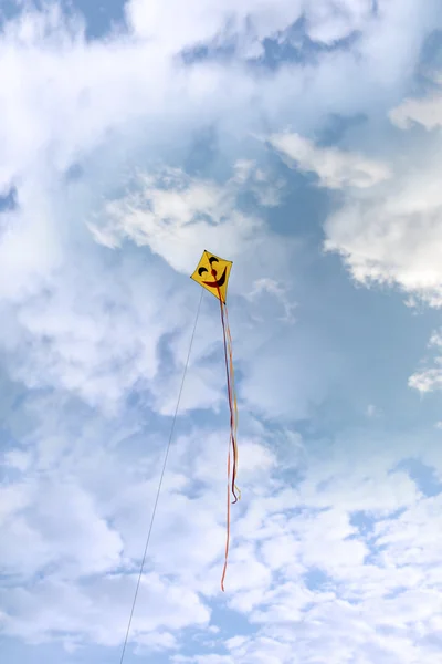 空のスマイリー凧 — ストック写真