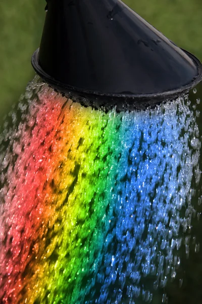 Vatten spektrum flödar från vattenkanna — Stockfoto