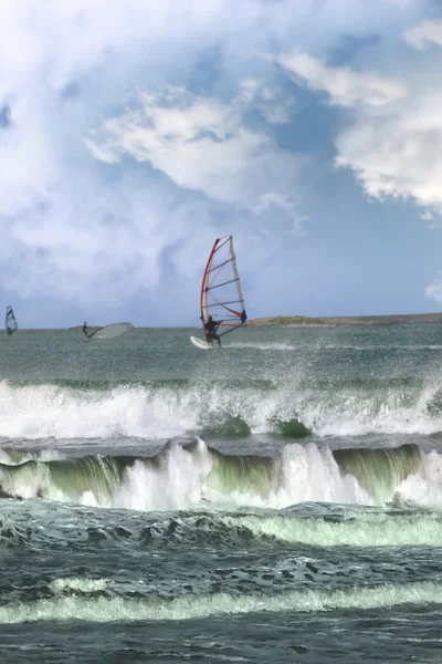 Veel surfers Windsurfen in een storm — Stockfoto