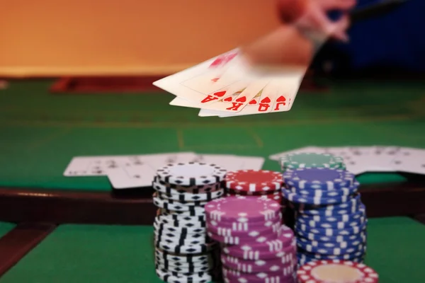 Jogador de poker mostrando royal flush — Fotografia de Stock