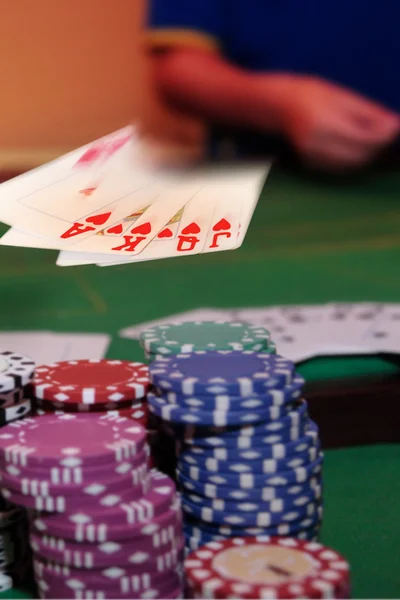 Гравець в покер, що показує виграшну королівську зливу — стокове фото