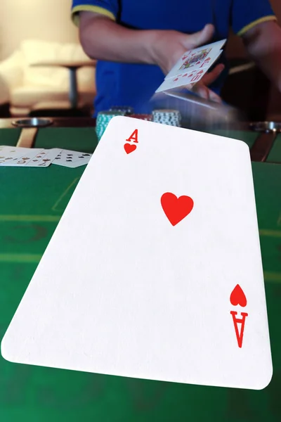 Jogador de poker jogando mão de cartas — Fotografia de Stock