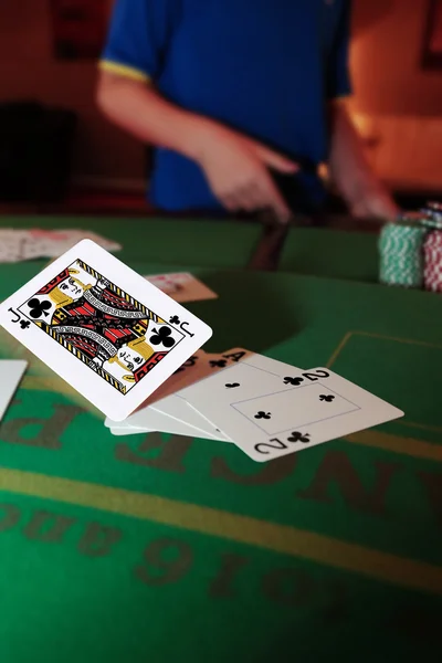Pokerový hráč hází v partičce karet — Stock fotografie