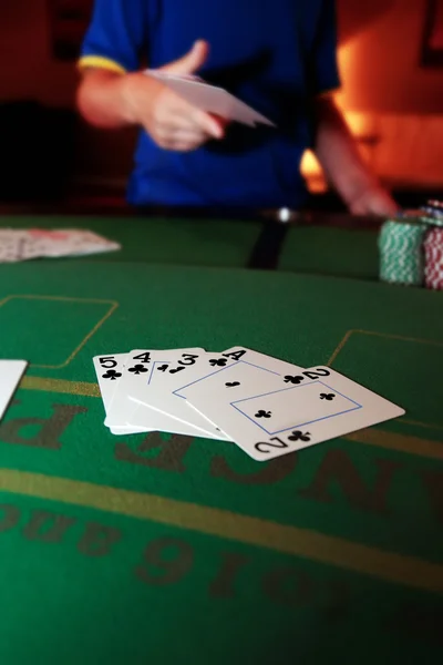 Гравець в покер кидає в розв'язку руки карт — стокове фото