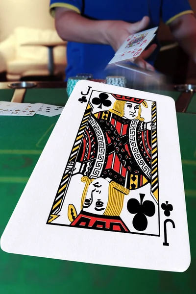 Gracz rzuca w karty — Zdjęcie stockowe