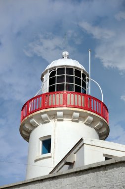 bulutlar karşı izole deniz feneri