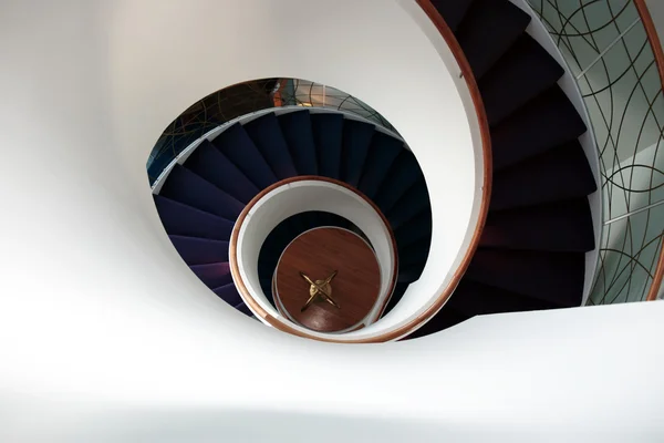 Privind în jos o scară în spirală — Fotografie, imagine de stoc