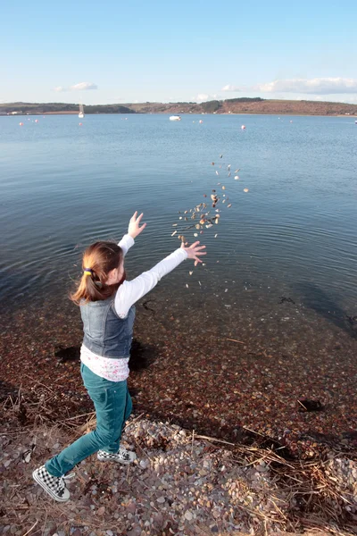 stock image Young girl throwing stones