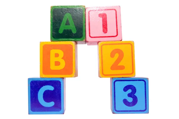 Abc 123 em brinquedo jogar letras de bloco com caminho de recorte — Fotografia de Stock