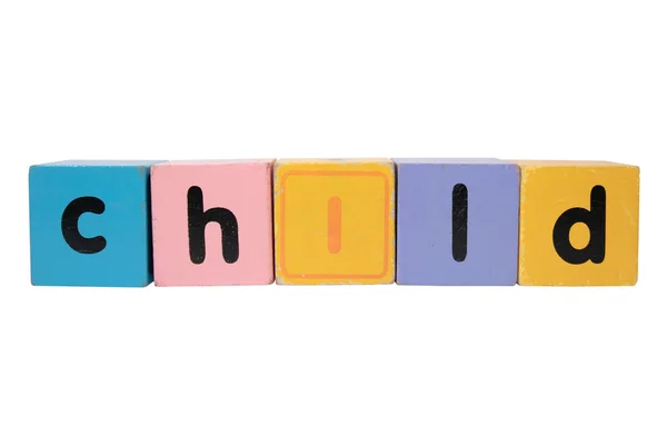 Kind in Spielzeug spielen Blockbuchstaben mit Clipping-Pfad auf weiß — Stockfoto