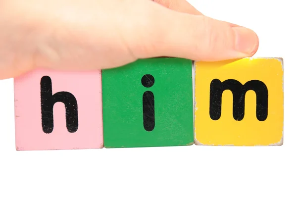 Hand hält ihn in Spielzeug-Blockbuchstaben mit Clipping-Pfad — Stockfoto