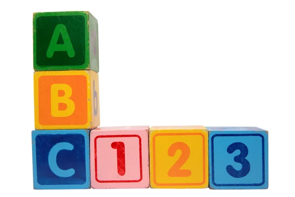 ABC 123 drewna drukowanymi literami ze ścieżką przycinającą — Zdjęcie stockowe