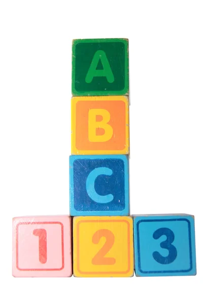 ABC 123 drewniane drukowanymi literami ze ścieżką przycinającą — Zdjęcie stockowe