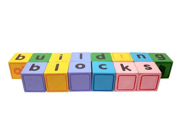 Bloki konstrukcyjne z drewna grać drukowanymi literami biały — Zdjęcie stockowe