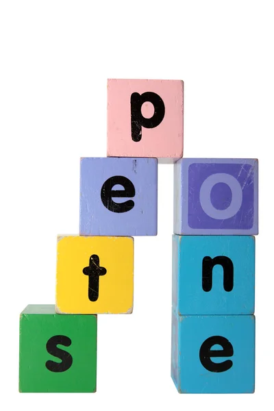 Passo uno in giocattolo giocare lettere in blocco con percorso di ritaglio — Foto Stock