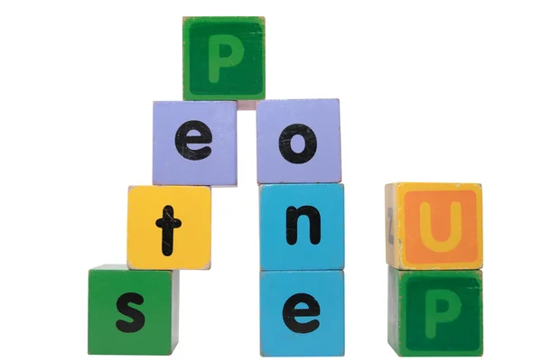 Jeden krok w zabawki Zagraj drukowanymi literami ze ścieżką przycinającą — Zdjęcie stockowe