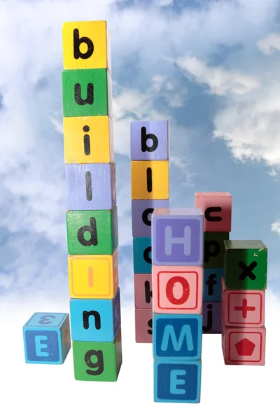 Häuserblocks mit aufrechten Buchstaben — Stockfoto