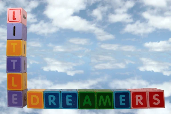 Liten drömmare på block i moln — Stockfoto