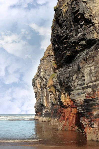 Cliff Ballybunion kumsalda yansıyan — Stok fotoğraf