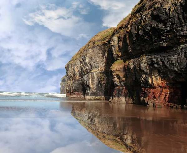 Réflexion de falaise sur la plage de ballybunion — Photo