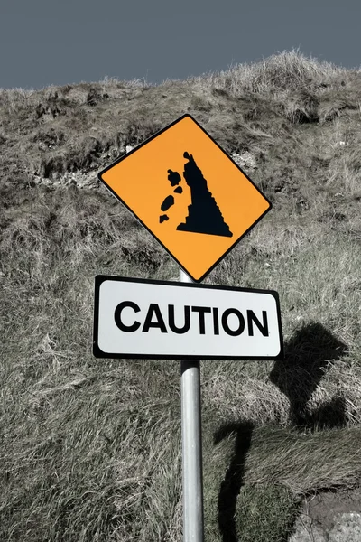 Aterro cautela e aviso sinal de estrada — Fotografia de Stock