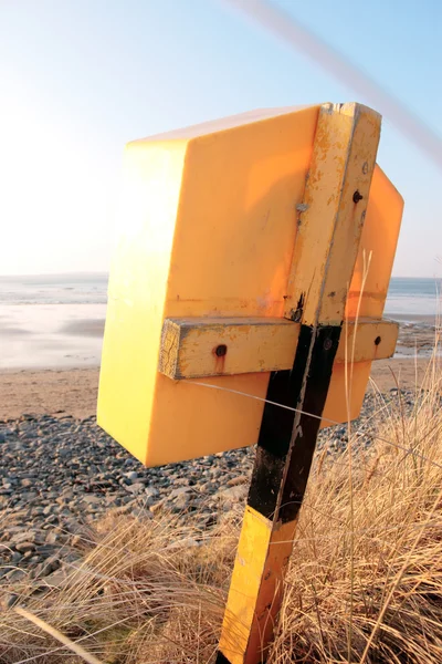 Livboj box på en irländsk strand — Stockfoto