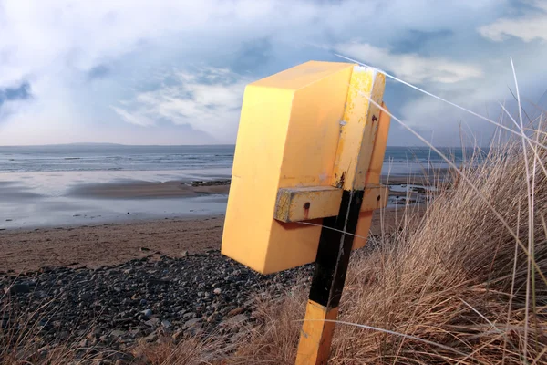 Lifebuoy kutusu kerry beal plajda — Stok fotoğraf
