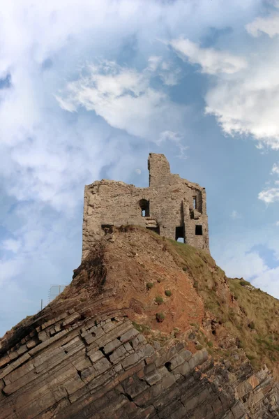 Ballybunion kasteel ruïne op een hoge gelaagde klif — Stockfoto