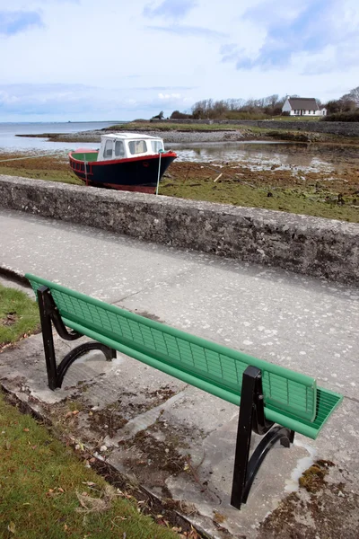 Vue de banc du vieux bateau de pêche amarré — Photo