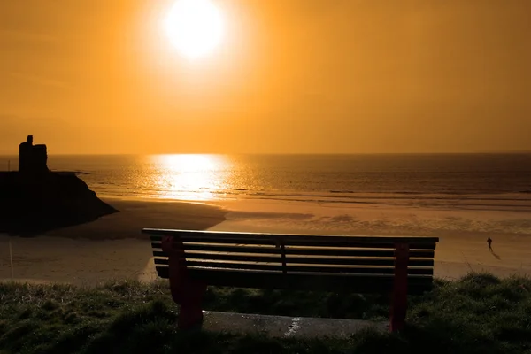 Banc avec vue coucher de soleil doré — Photo